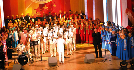 Сводный хор участников фестиваля в сопровождении эстрадно-духового оркестра под управлением Александра Юрковского